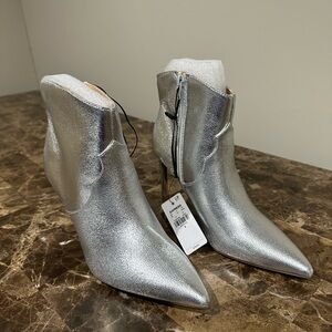 🌸NEW Express Metallic Silver Ankle Booties Sz 8 Without Box.
